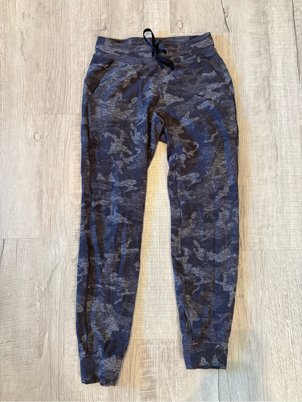 Lululemon Women's Navy & Gray Camo Joggers - Size 4